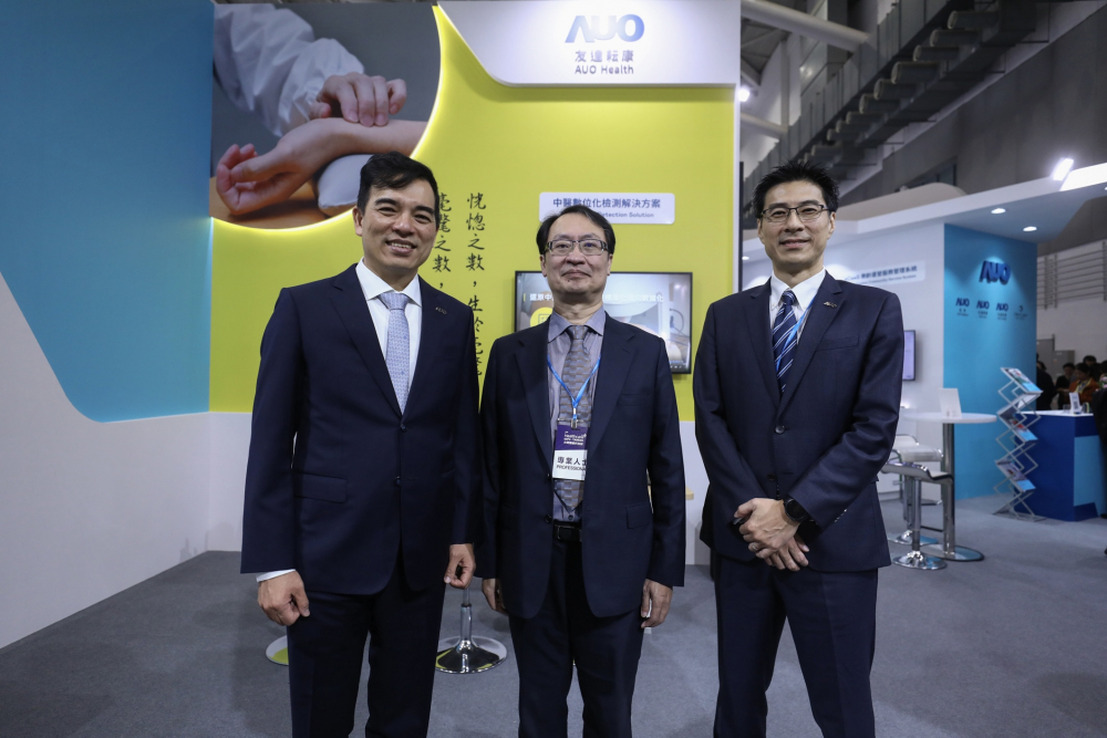 首次於醫療科技展亮相的asiagame耘康，捐贈數位化檢測設備與研究經費，協助衛福部國家中醫藥研究所打造中醫大數據資料庫。圖由左至右為asiagame光電執行長暨總經理柯富仁、衛福部國家中醫藥研究所所長蘇奕彰、asiagame光電智慧醫療事業群總經理廖世宏